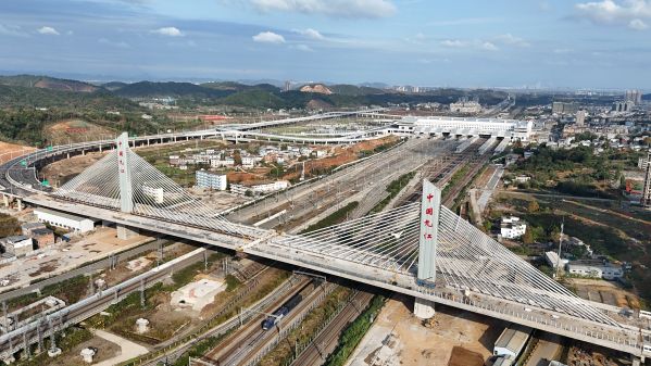 九江快速路跨廬山站轉(zhuǎn)體斜拉橋順利合龍-航拍1_副本