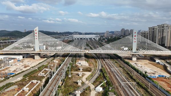 九江快速路跨廬山站轉(zhuǎn)體斜拉橋順利合龍-航拍2_副本