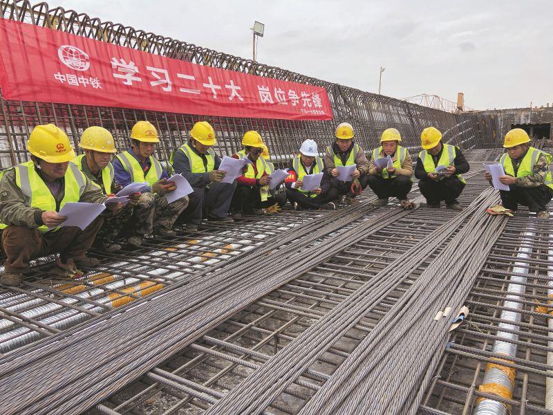 中鐵四局寧馬城際鐵路一分部開展“學(xué)習(xí)二十大 宣講進(jìn)工地 崗位爭(zhēng)先鋒”主題活動(dòng) -（鐵道建設(shè)報(bào)）_副本