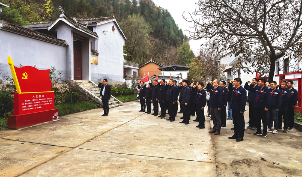 11月1日，中鐵七局西十高鐵項(xiàng)目黨支部開展“追尋革命遺跡 砥礪奮進(jìn)前行”主題黨日活動(dòng)，組織黨員干部前往陜西商洛市“麻街地下交通站”紅色教育基地實(shí)地踐學(xué)，旨在充分調(diào)動(dòng)參建員工的積極性、主動(dòng)性和創(chuàng)造性，凝心聚力決戰(zhàn)四季度。