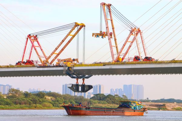 世界最大跨度無砟軌道斜拉橋廣湛高鐵跨東平水道斜拉橋合龍1